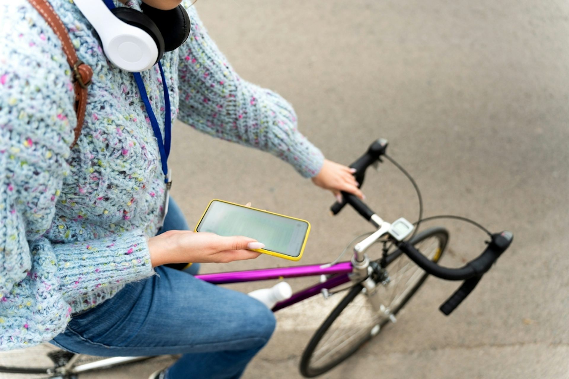 Étudiante avec un vélo et un smartphone.