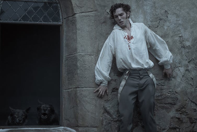 Кадр из фильма «Носферату», мужчина прячется от волков