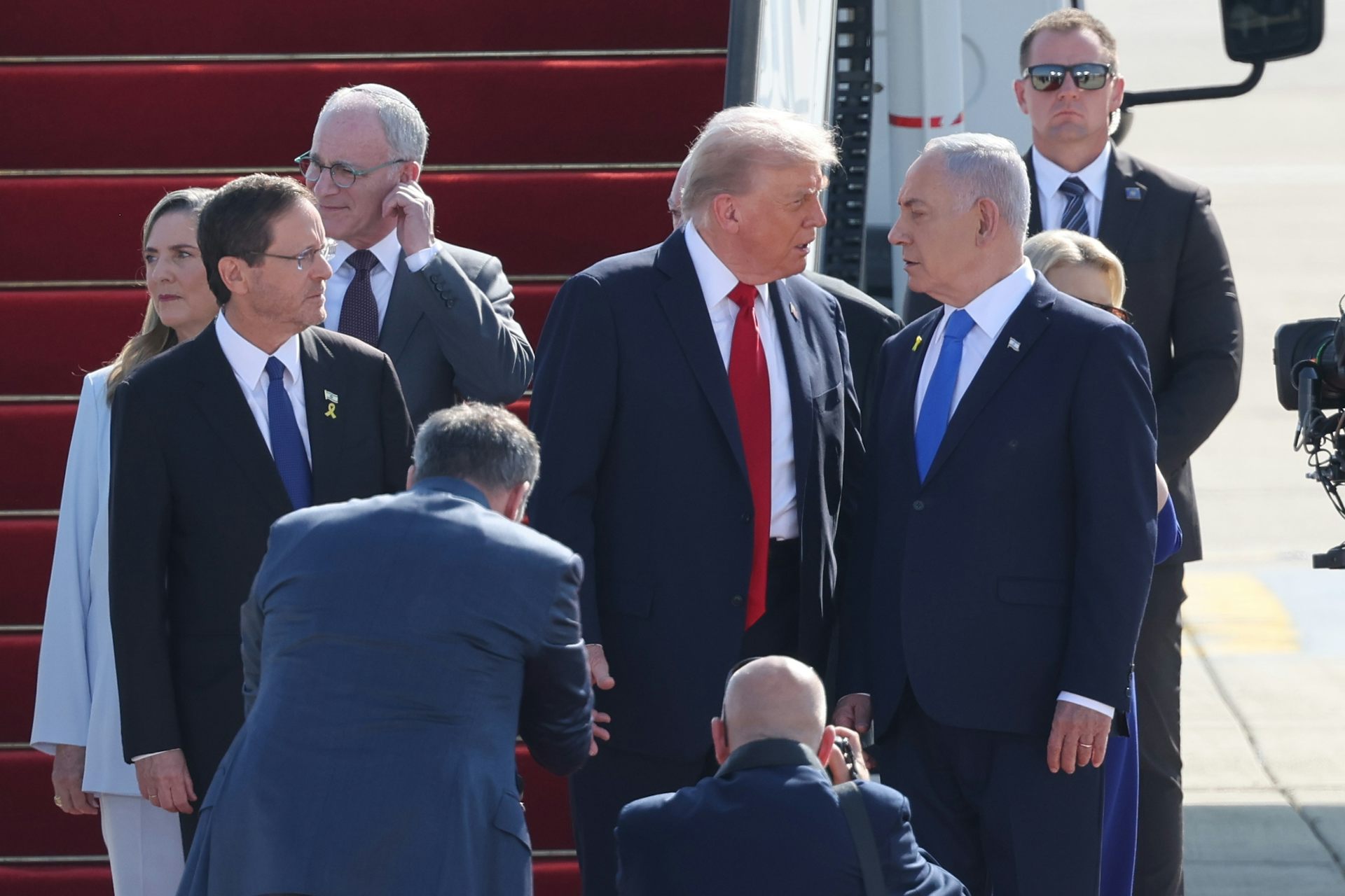Isaac Herzog, Donald Trump and Benjamin Netanyahu outside Airforce One.