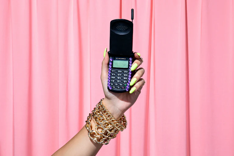 Une personne tient un flip phone