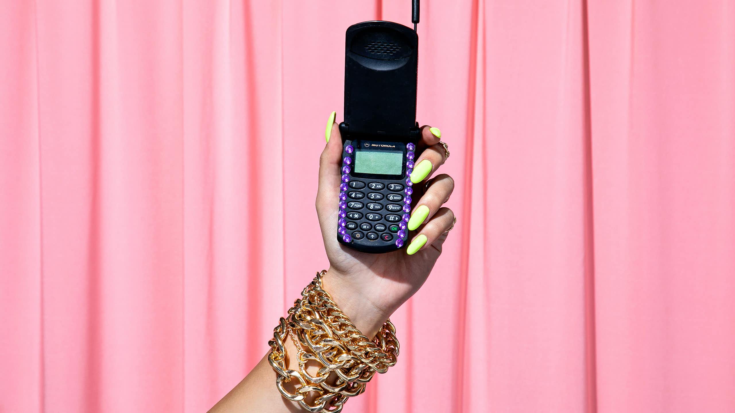 Une personne tient un flip phone