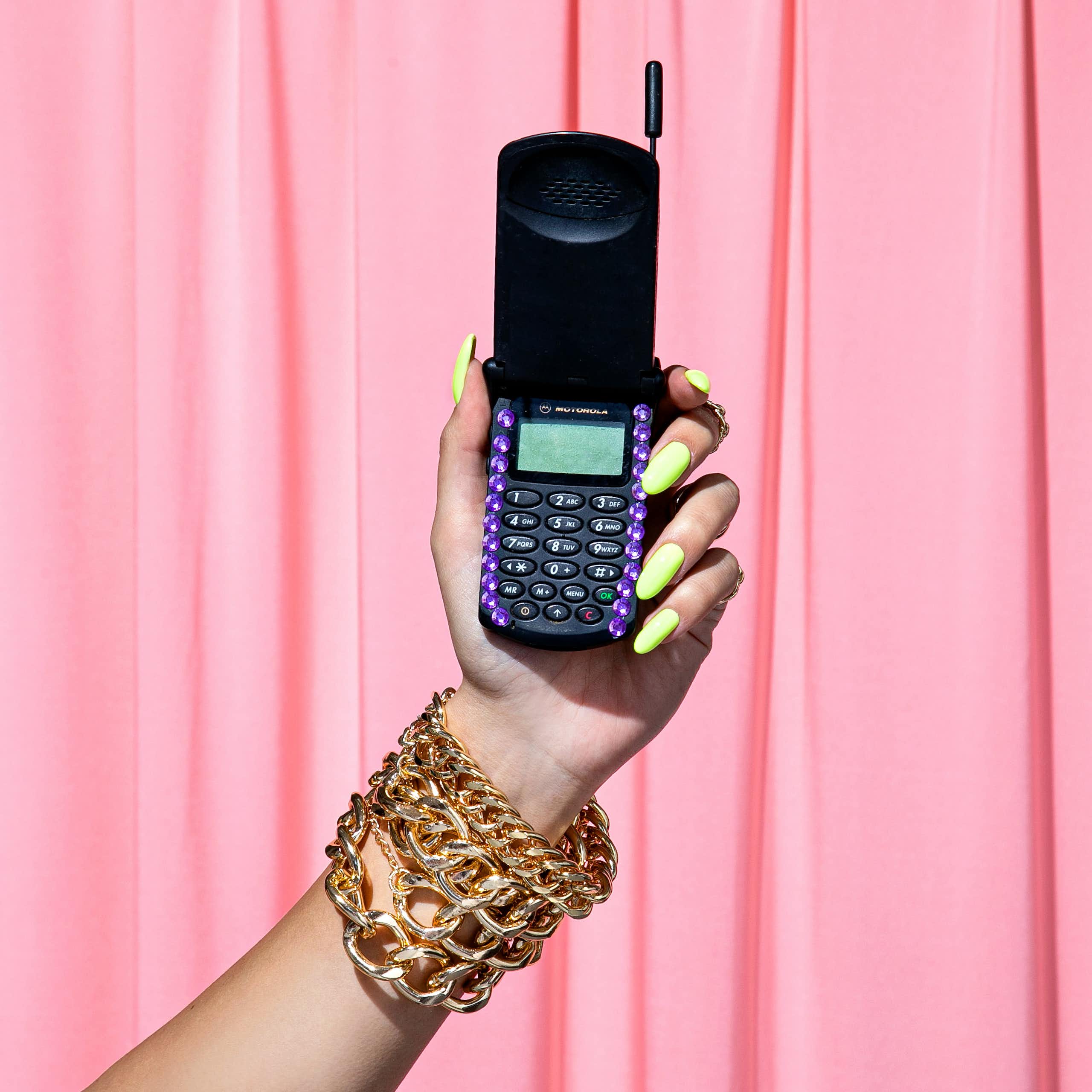 Une personne tient un flip phone