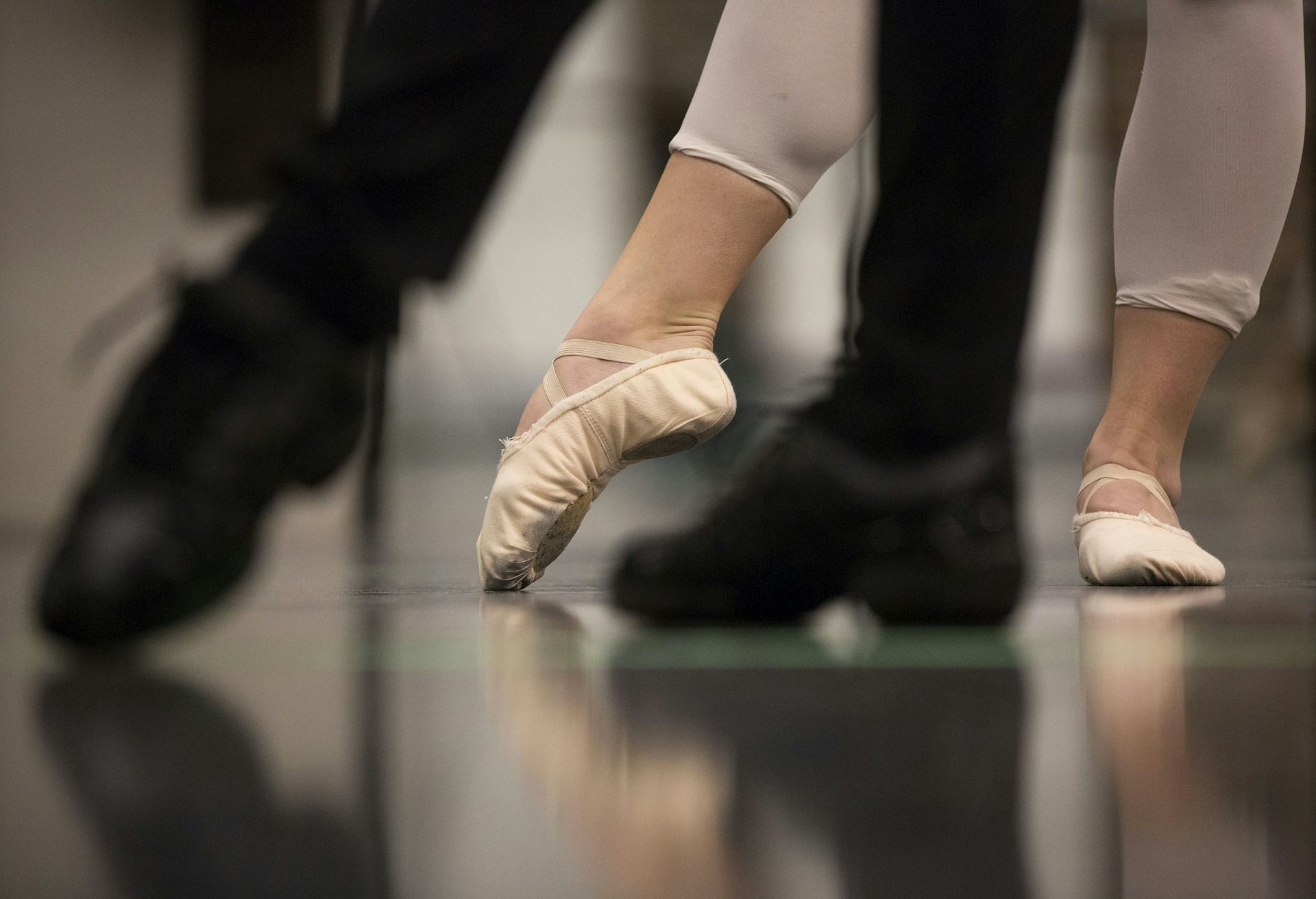 Photo recadrée des pieds d'une danseuse chaussée de ballerines