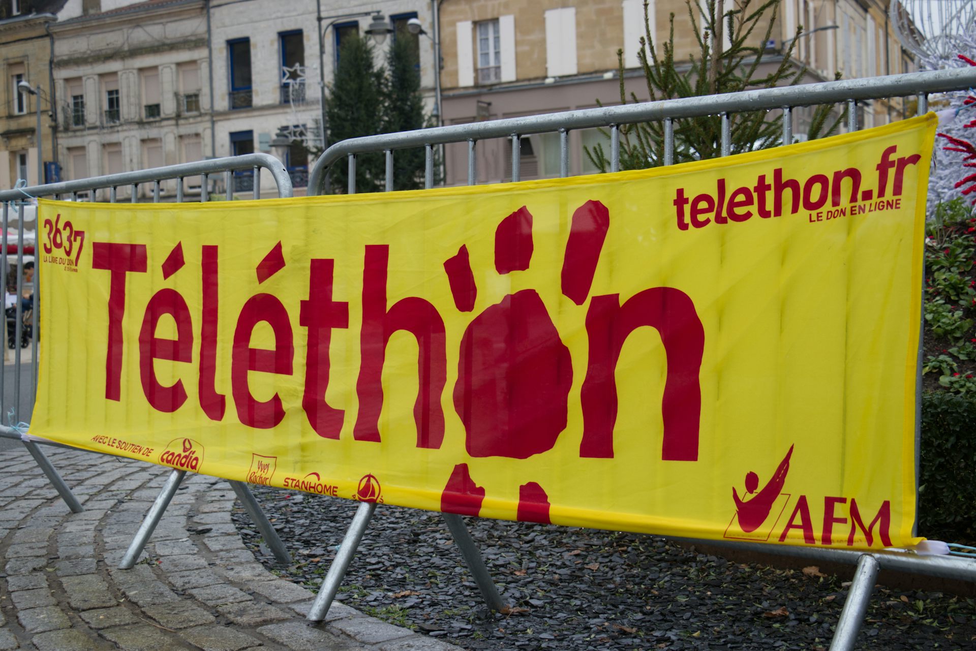 Une affiche du Téléthon sur des grilles en ville.
