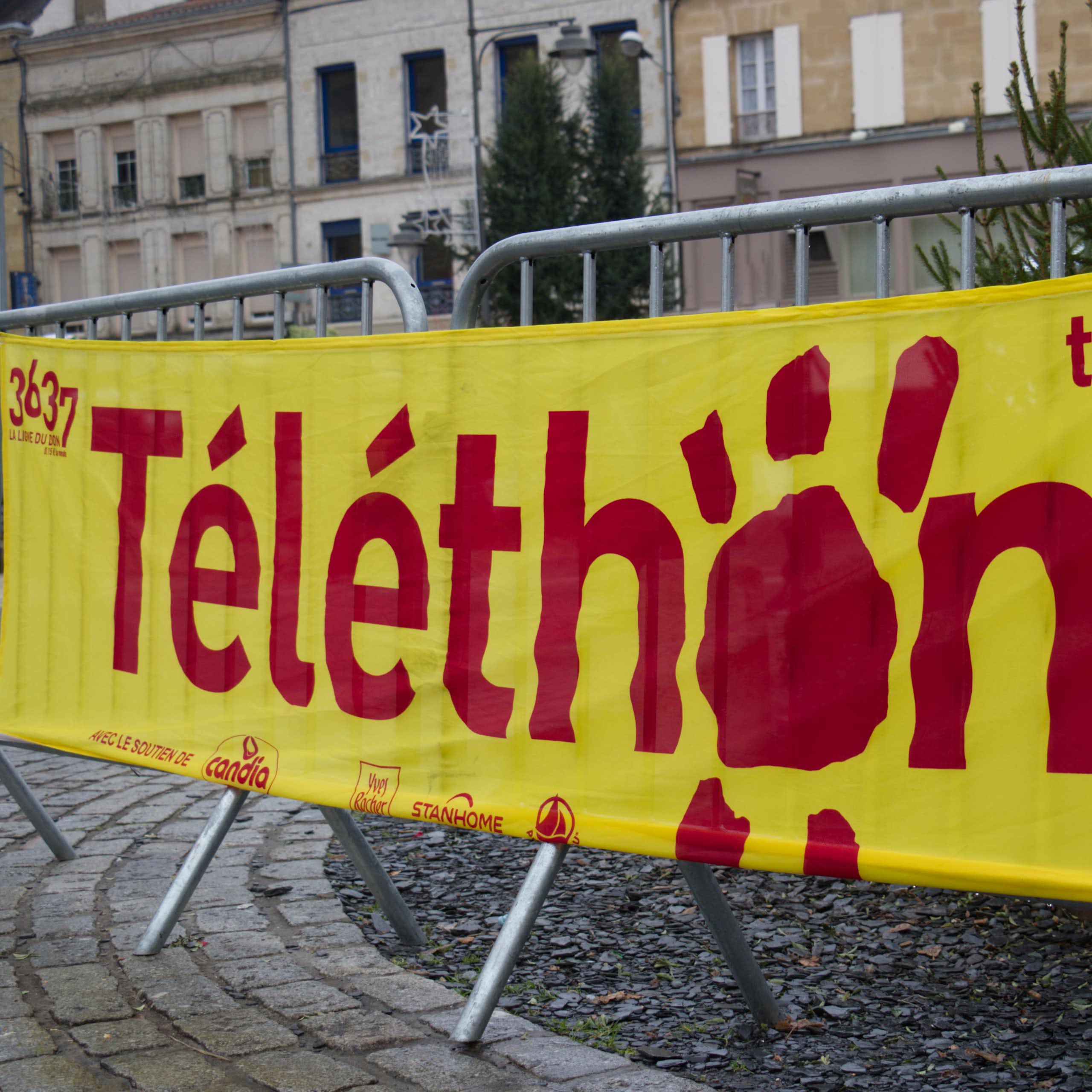 Une affiche du Téléthon sur des grilles en ville.
