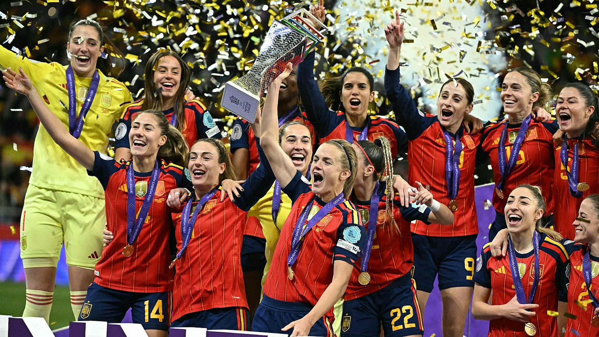 Mujeres futbolistas celebrando la victoria.