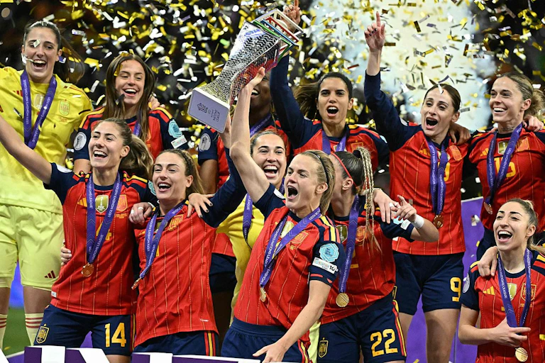 Mujeres futbolistas celebrando la victoria.