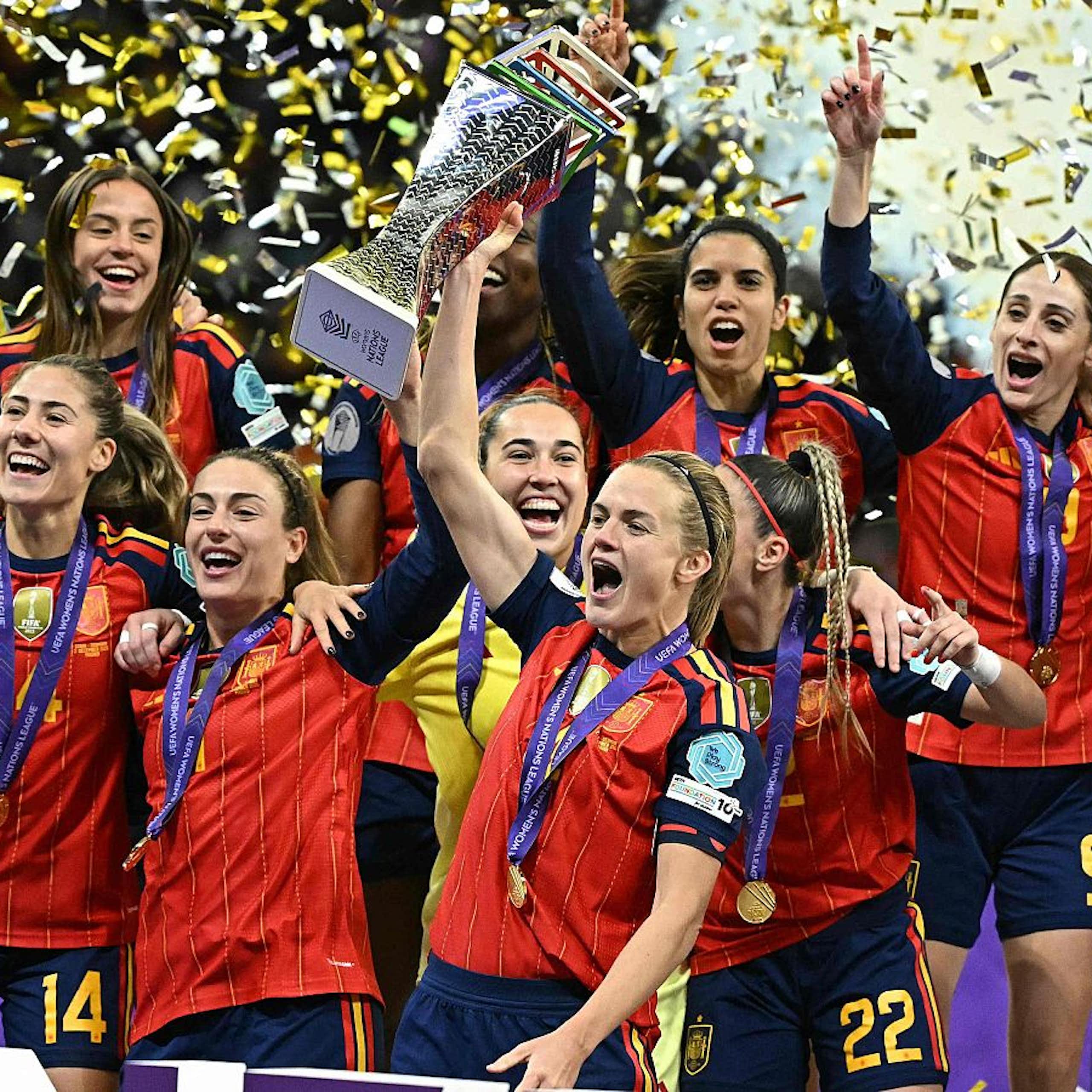 Mujeres futbolistas celebrando la victoria.