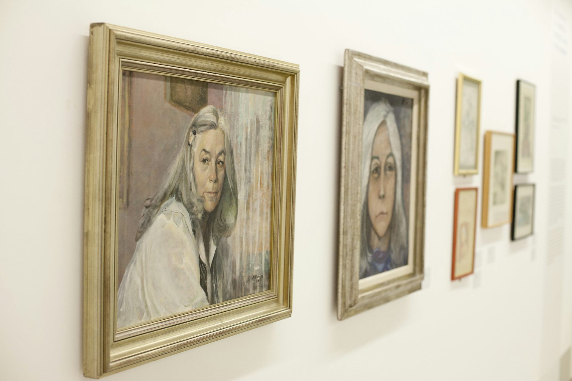 Retrato de Carmen Martín Gaite en la exposición _El Equilibrio y el Caos: una mirada al mundo de Carmen Martín Gaite_, de 2014.