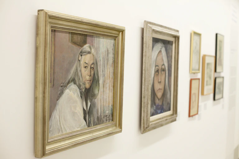 Retrato de Carmen Martín Gaite en la exposición _El Equilibrio y el Caos: una mirada al mundo de Carmen Martín Gaite_, de 2014.