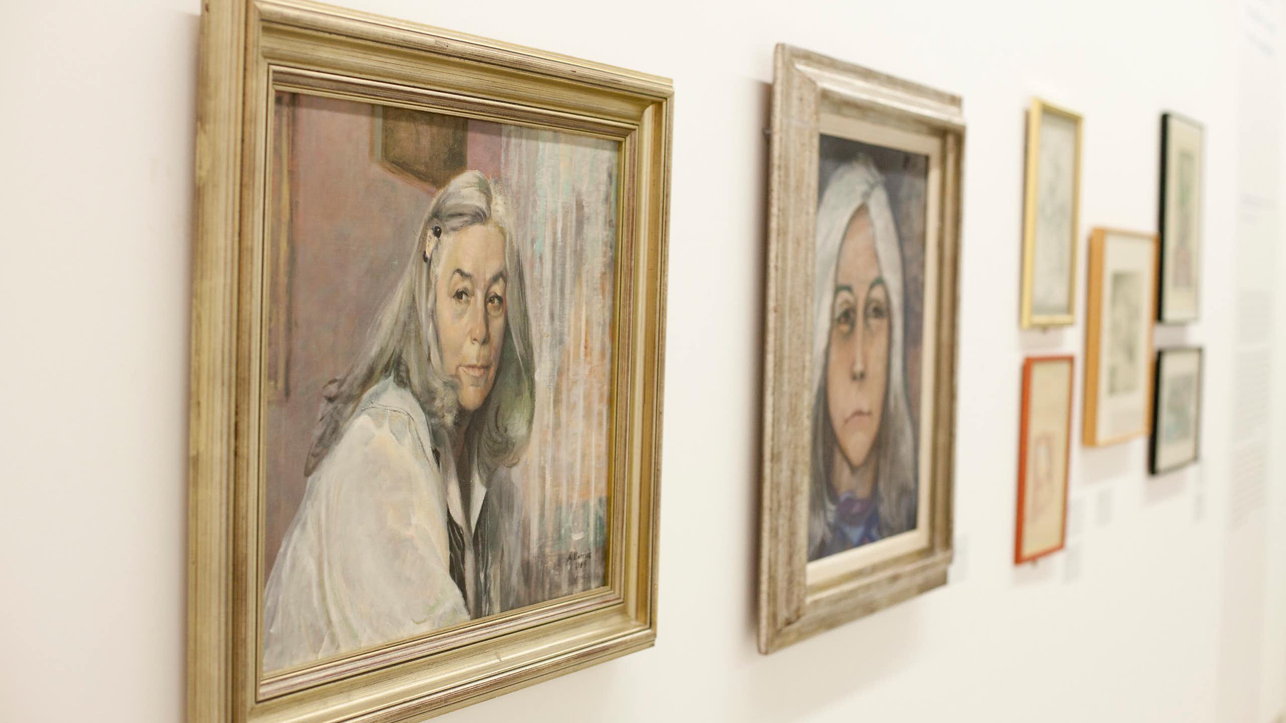 Retrato de Carmen Martín Gaite en la exposición _El Equilibrio y el Caos: una mirada al mundo de Carmen Martín Gaite_, de 2014.