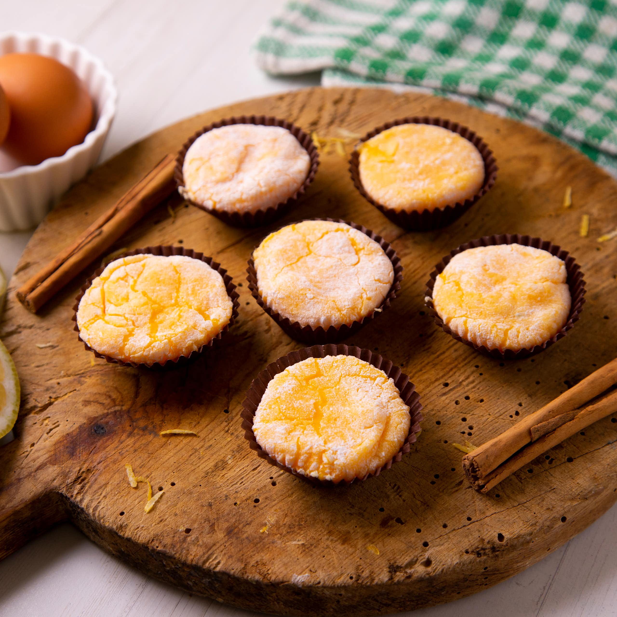 Dulces expuestos en una tabla de madera