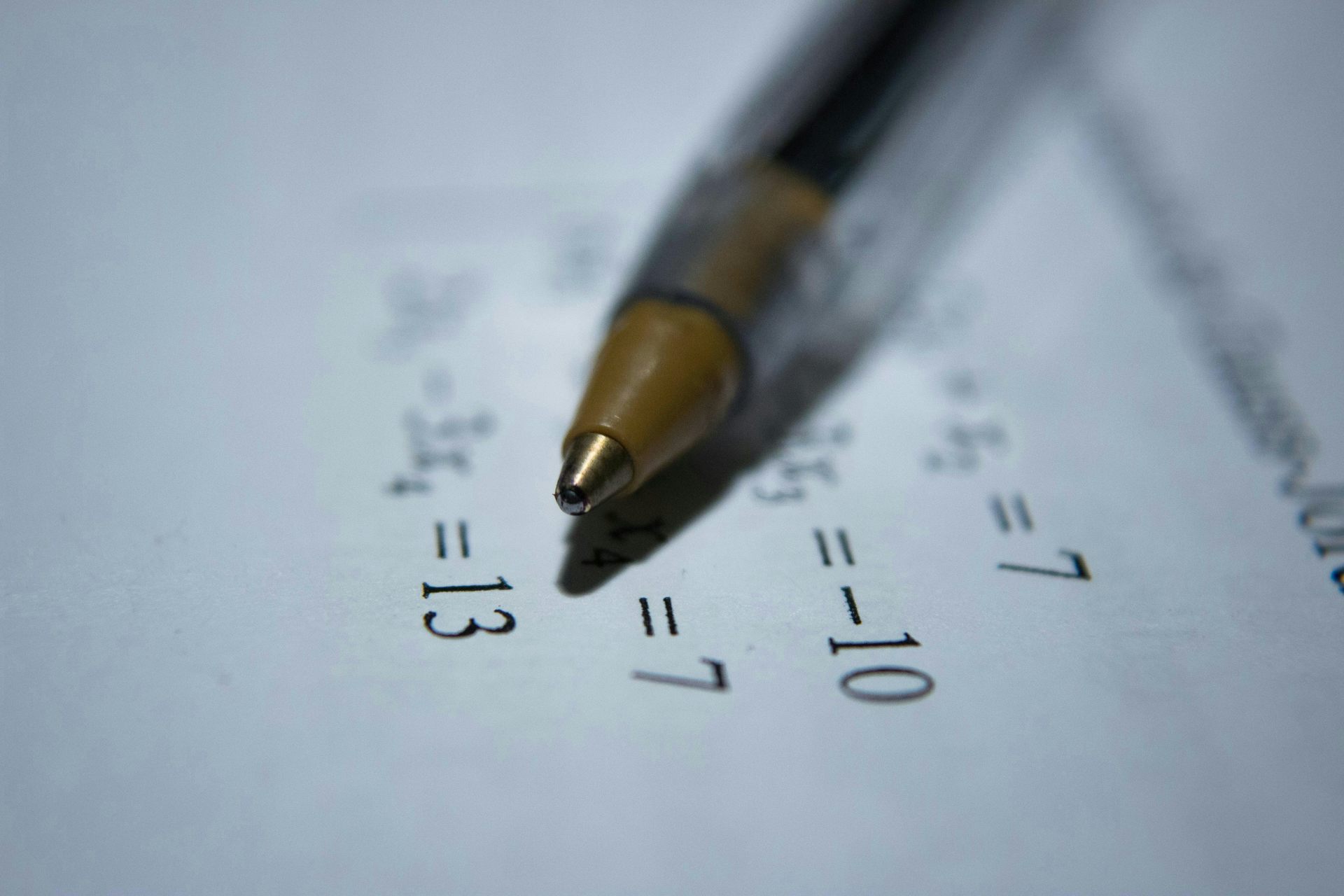 Un crayon sur une feuille de papier montrant des équations mathématiques