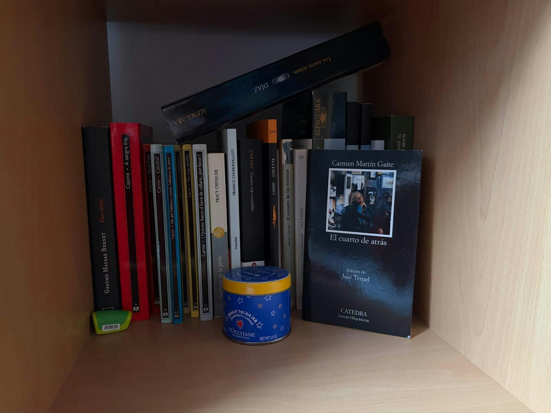 Fotografía del ejemplar del libro en una estantería.