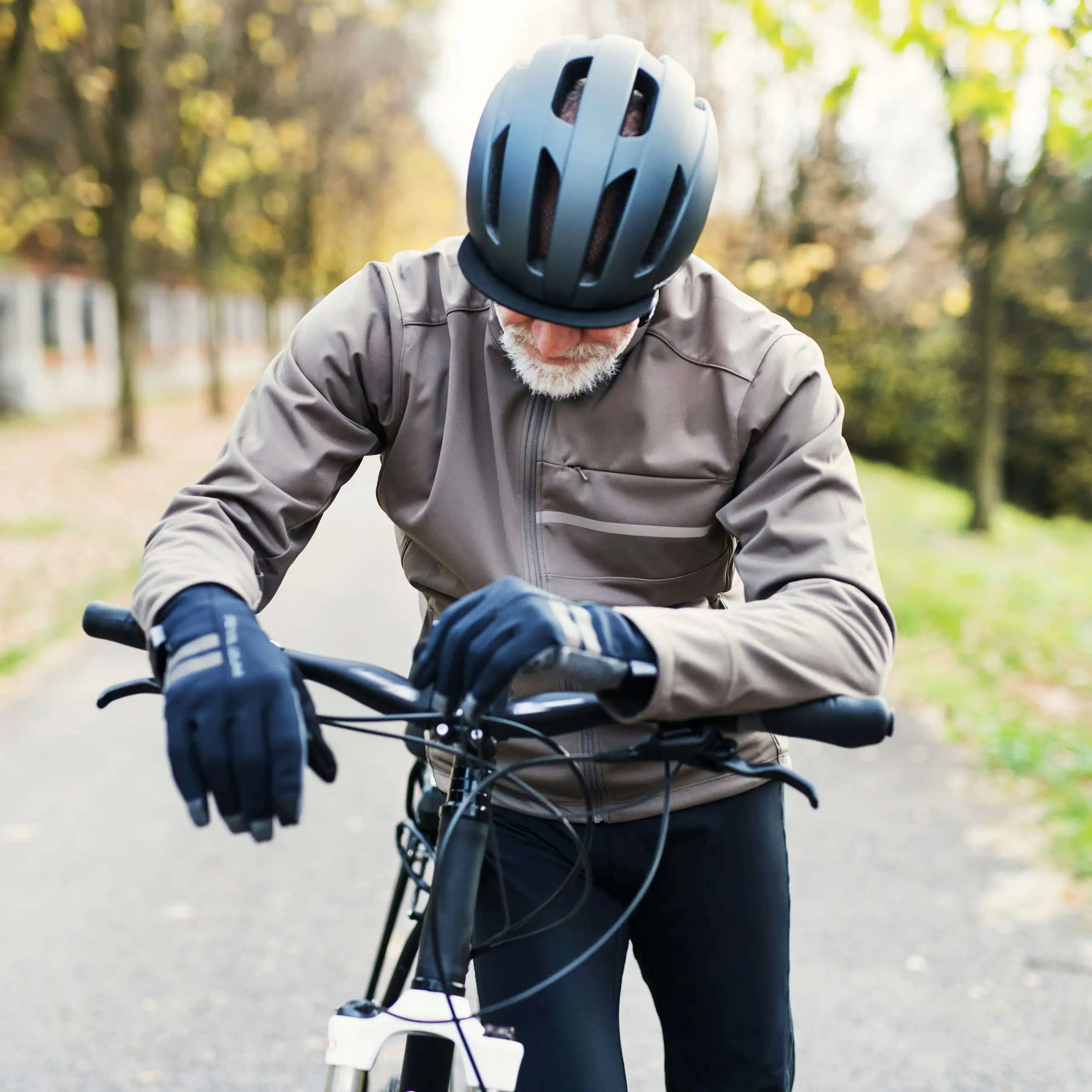 Un homme âgé à vélo