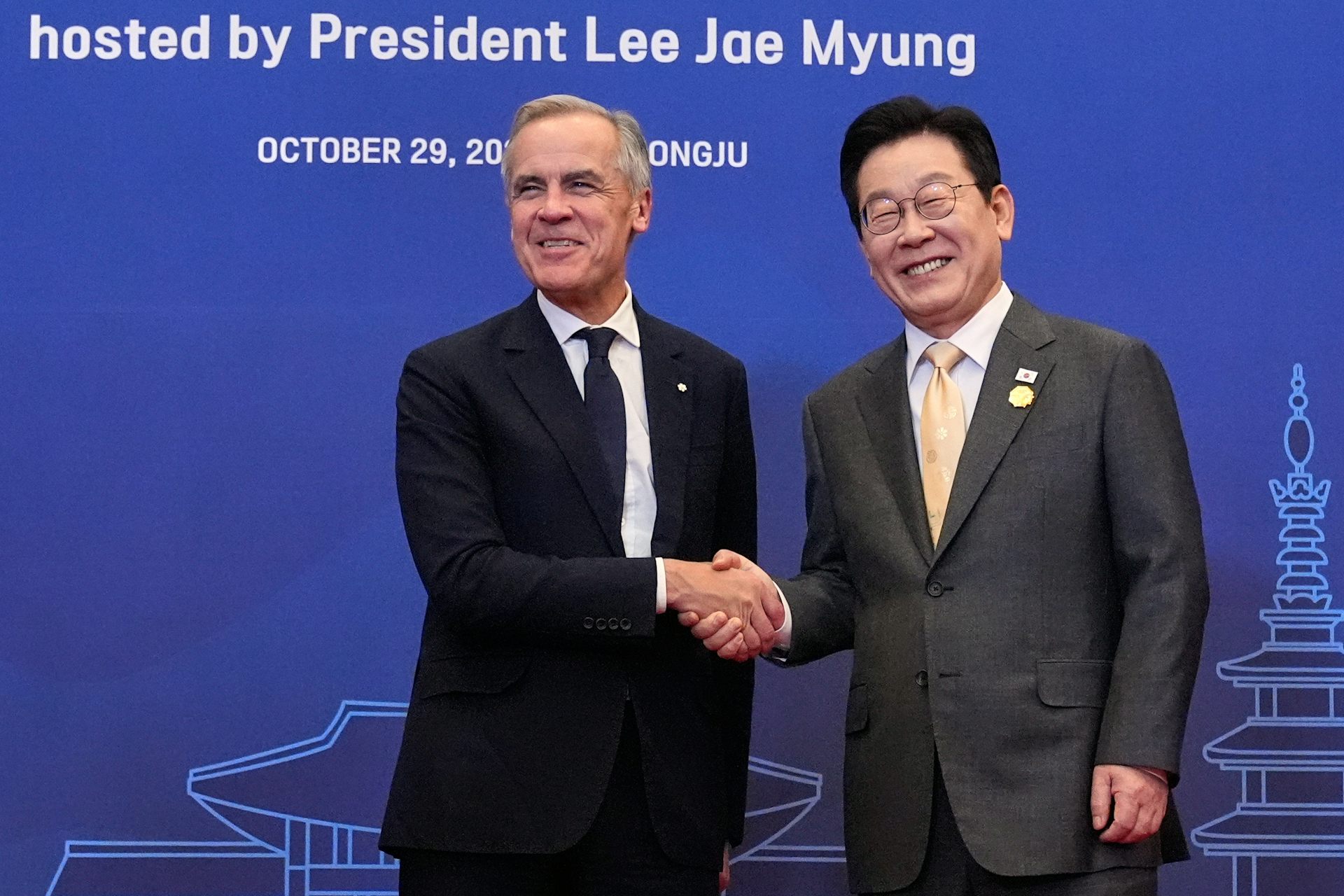Mark Carney et Lee Jae Myung se serrent la main