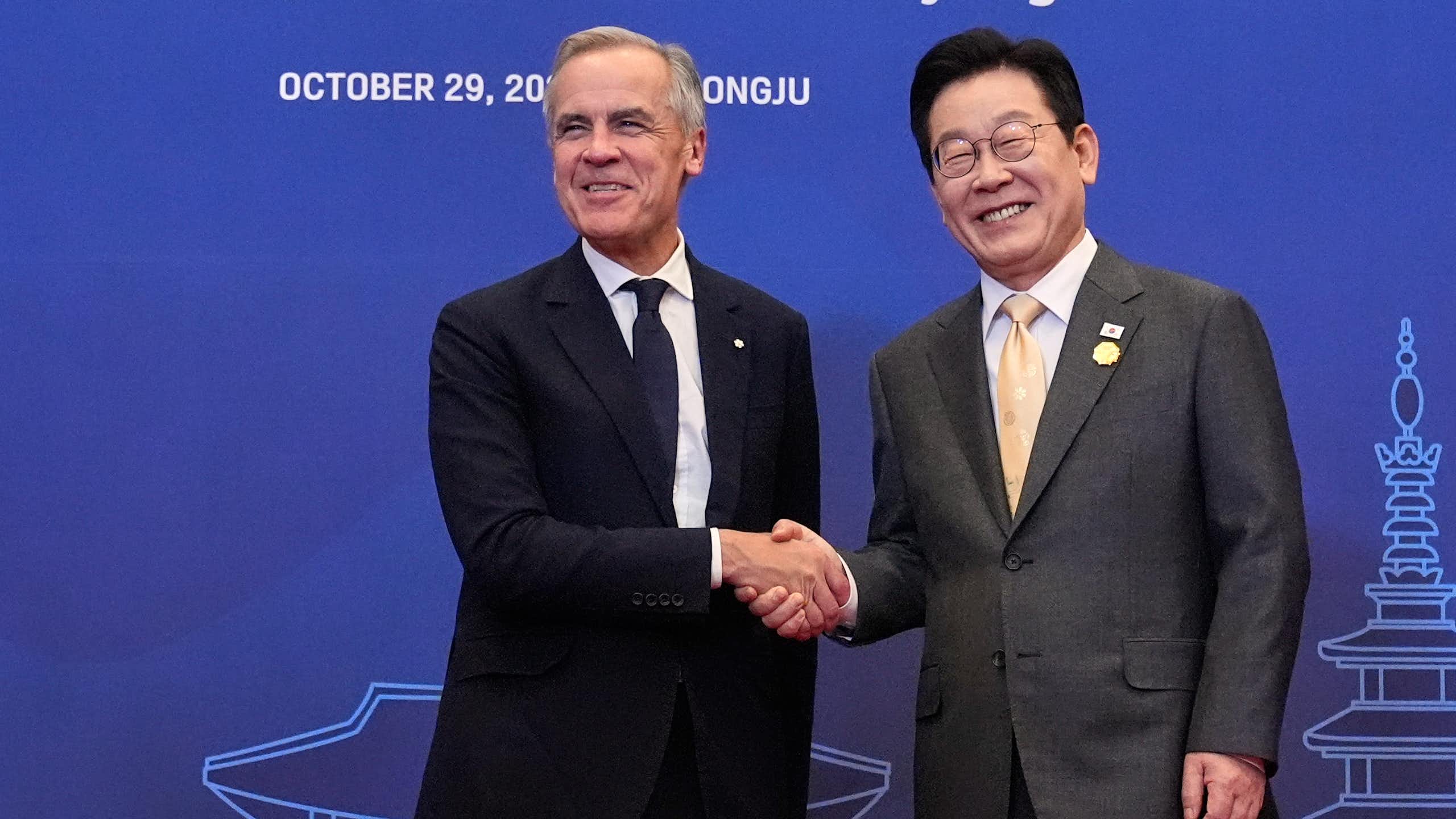 Mark Carney et Lee Jae Myung se serrent la main