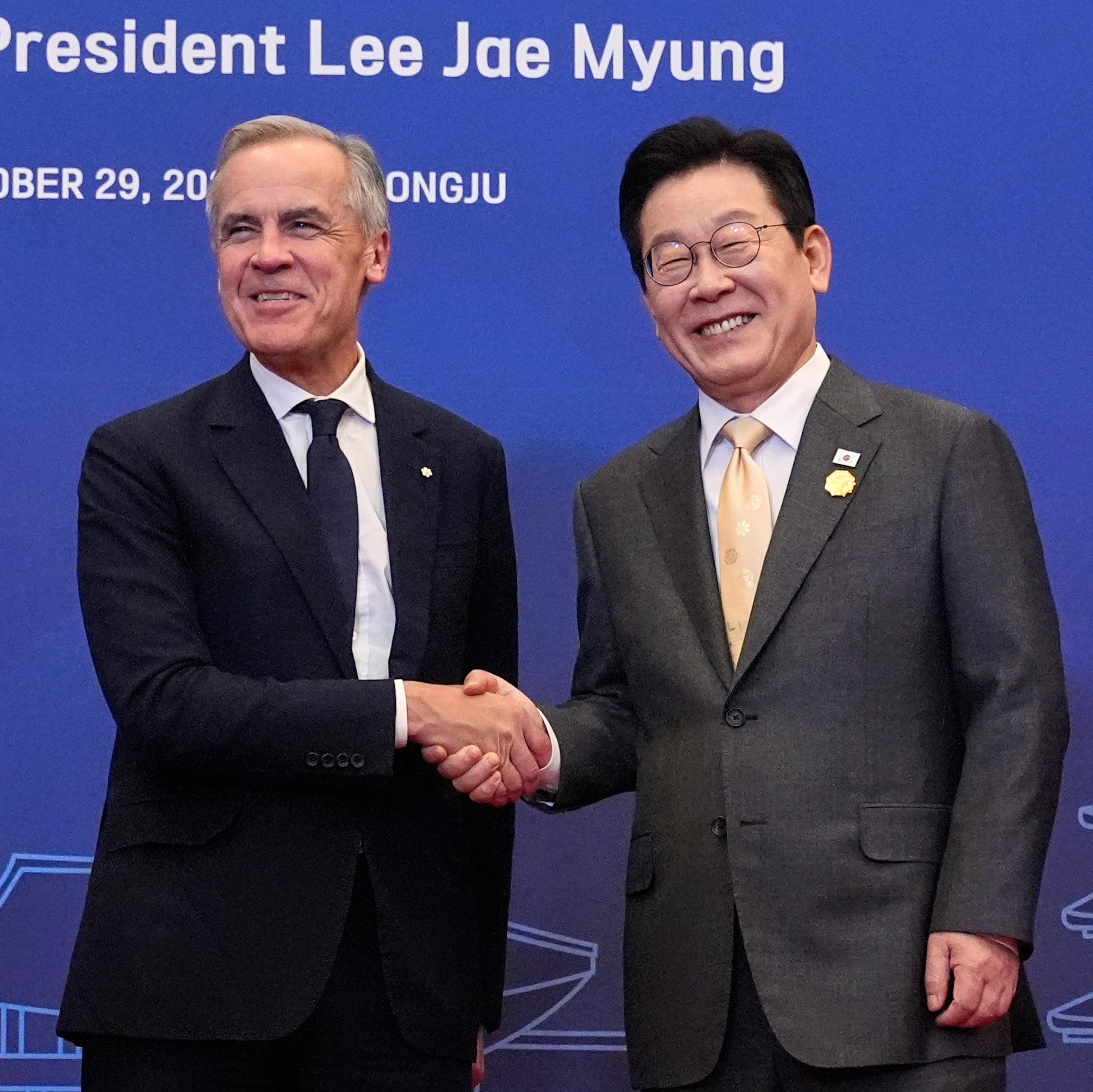 Mark Carney et Lee Jae Myung se serrent la main
