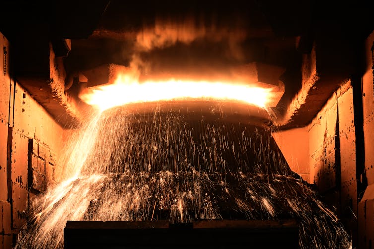 aço sendo feito, metal fundido.