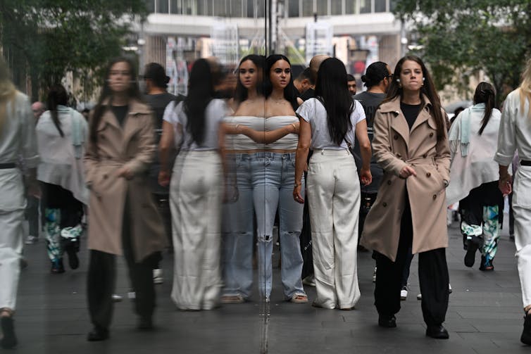 Trabalhadores de Sydney CBD durante a hora do almoço em Sydney