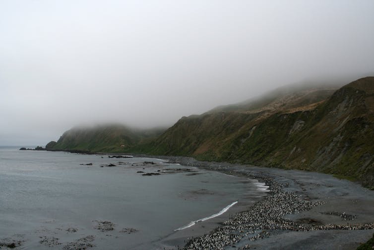 Uma ilha envolta em nuvens.