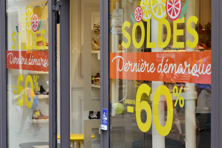 Devanture d'un magasin avec des promotions.