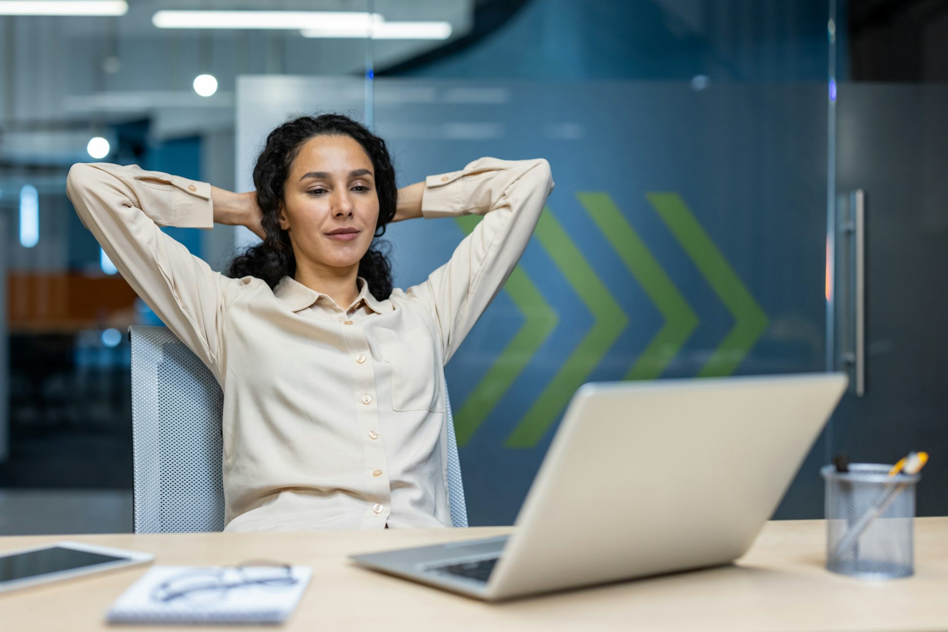 Una mujer relajada en su puesto de trabajo.