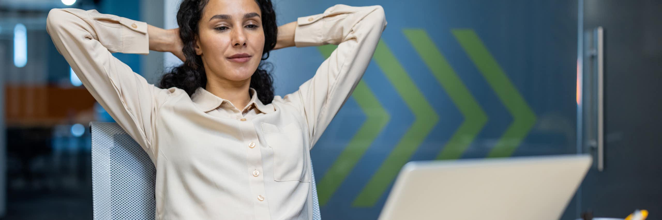 Una mujer relajada en su puesto de trabajo.