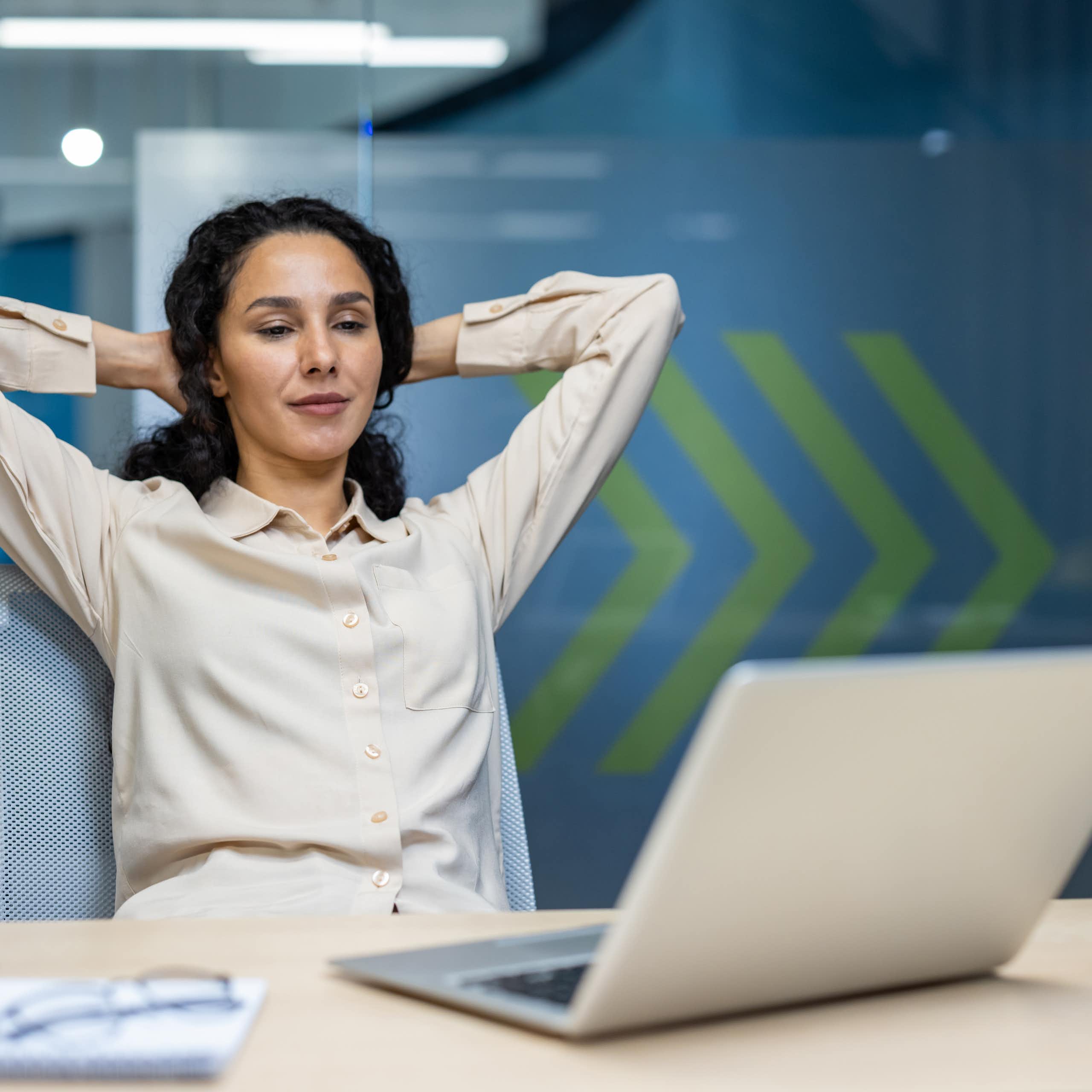 Una mujer relajada en su puesto de trabajo.