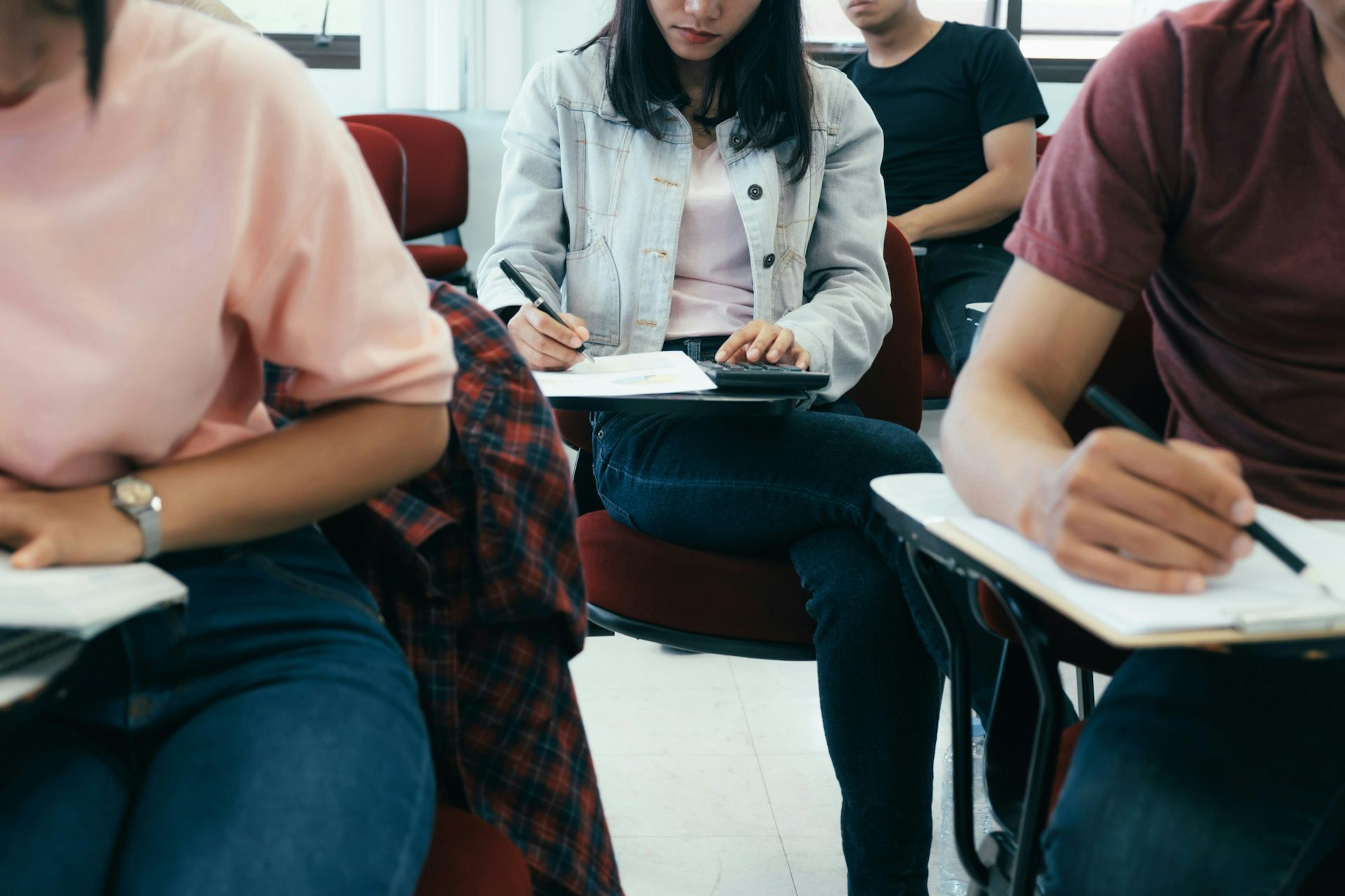 Des étudiants et étudiantes travaillent à leur pupitre