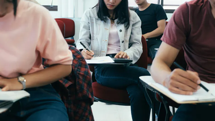 Des étudiants et étudiantes travaillent à leur pupitre