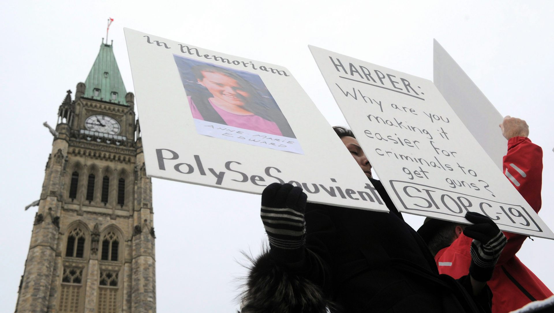Des gens manifestent et brandissent des affiches