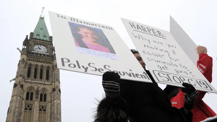 Des gens manifestent et brandissent des affiches