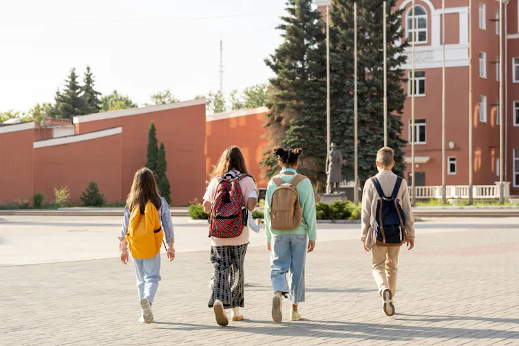 Des élèves marchent vers leur école