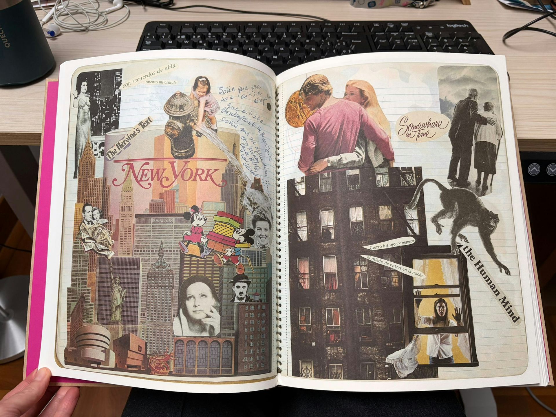 Collage en el que, entre anuncios publicitarios, encontramos a Mickey Mouse o Charlie Chaplin, Humphrey Bogart y Lauren Bacall junto a un puñado de dólares y una niña que juega con una boca de riego y deja salir un gran chorro de agua. Acompañando la escena, unas palabras manuscritas: 'Soñé que era una artista singular que estaba trabajando en Nueva York. Soñé que me aplaudían sin cesar con Mickey, con la Betty y con Charlot'.