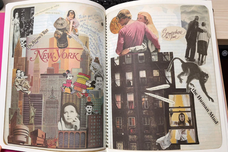 Collage en el que, entre anuncios publicitarios, encontramos a Mickey Mouse o Charlie Chaplin, Humphrey Bogart y Lauren Bacall junto a un puñado de dólares y una niña que juega con una boca de riego y deja salir un gran chorro de agua. Acompañando la escena, unas palabras manuscritas: 'Soñé que era una artista singular que estaba trabajando en Nueva York. Soñé que me aplaudían sin cesar con Mickey, con la Betty y con Charlot'.
