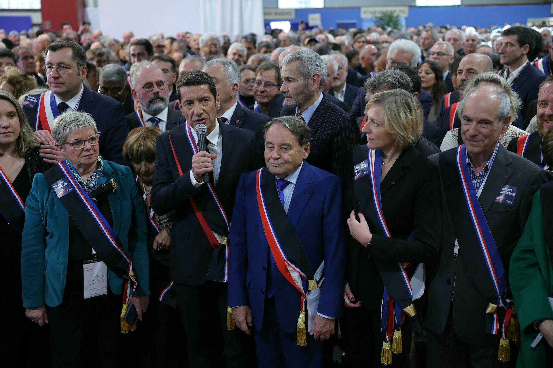 Au micro David Lisnard, président de l'association des maires de France, au centre Andre Laignel, vice-president et à droite Murielle Fabre, secrétaire générale, entourés d'autres élus lors du Congrès des maires en 2024