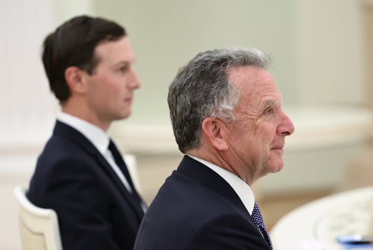 El acuerdo de paz de Donald Trump sobre Ucrania dejaría al país vulnerable a futuros ataques rusos 2 Un hombre mayor y un hombre más joven de cabello oscuro fotografiados de perfil.