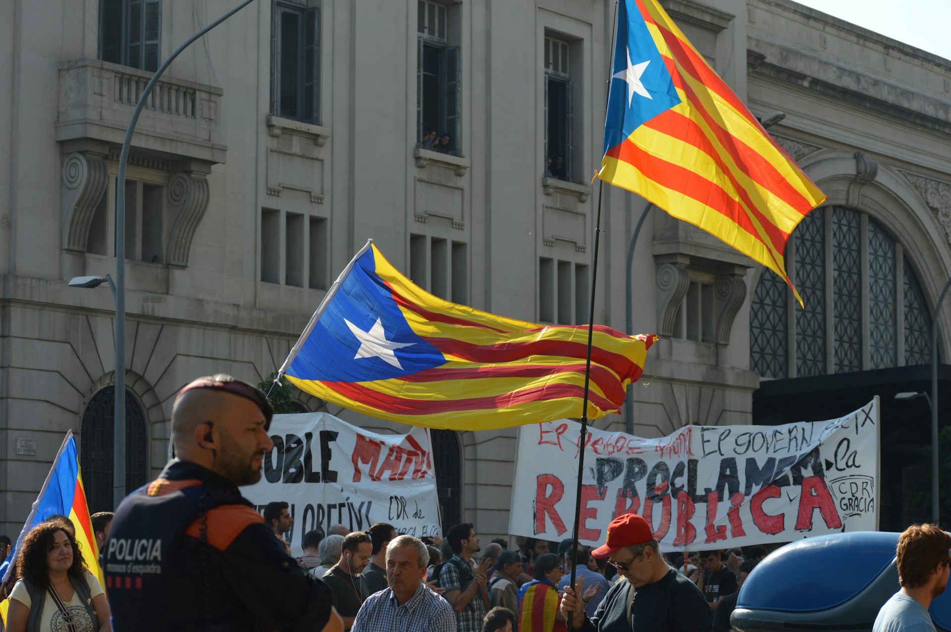 Banderas esteladas y pancartas a favor de la independencia.
