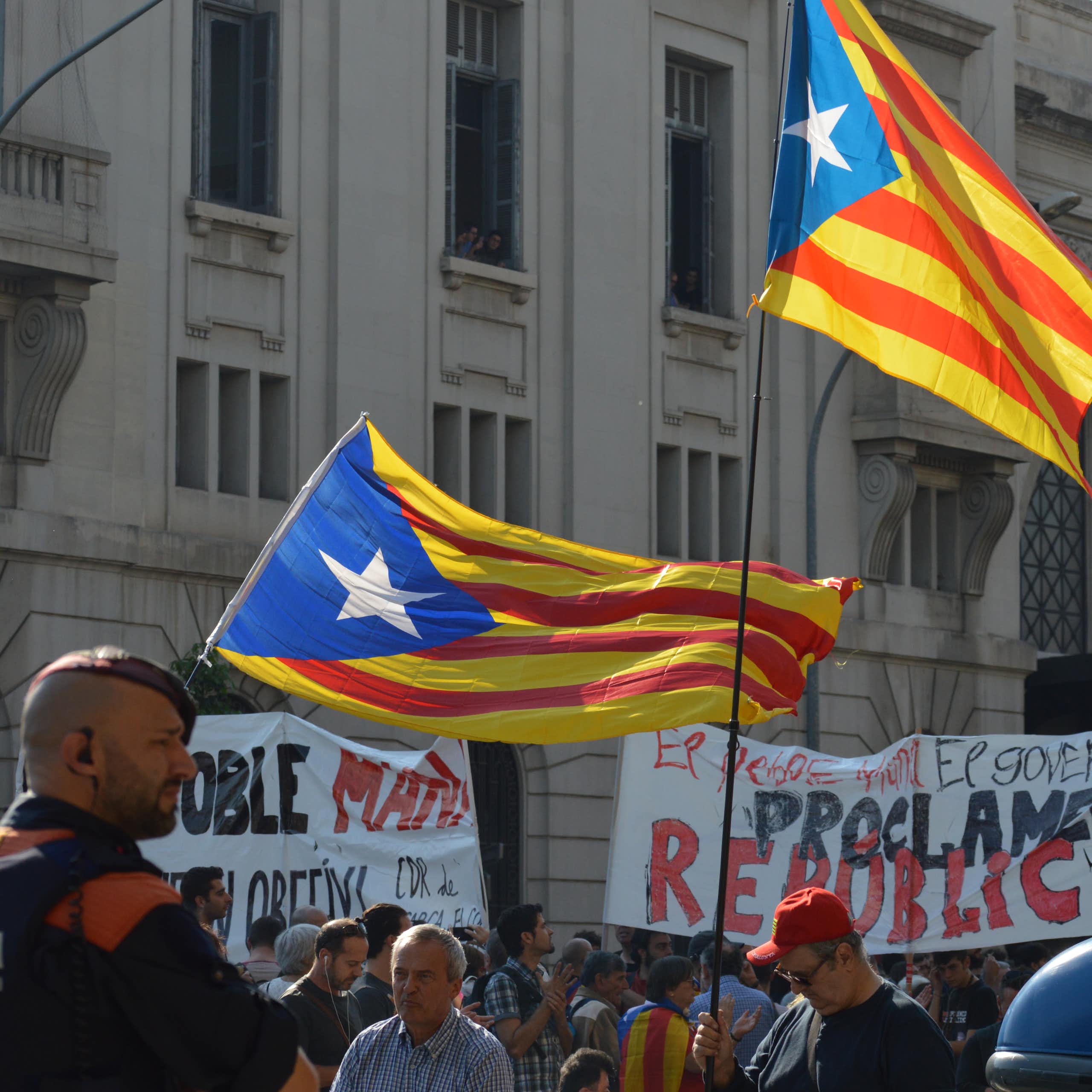Banderas esteladas y pancartas a favor de la independencia.