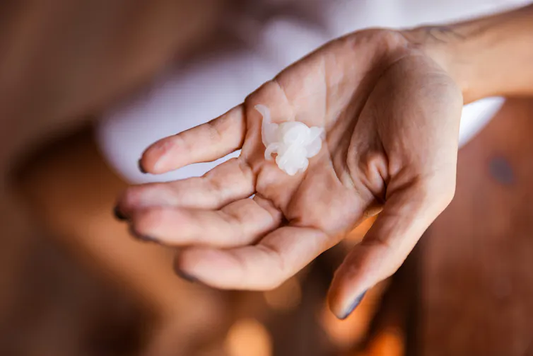 Une main avec une goutte de gel dans la paume