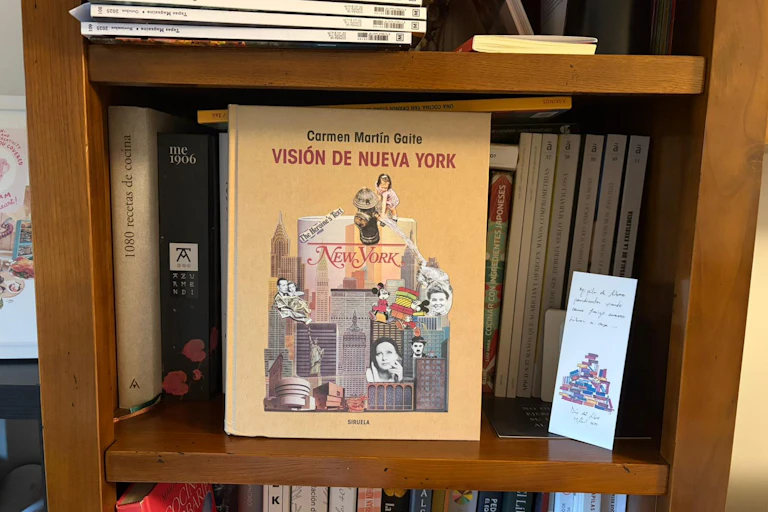 Imagen del libro de _collages_ de Carmen Martín Gaite _Visión de Nueva York_.