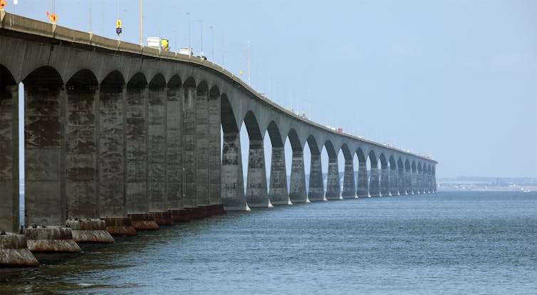 Un largo puente cruza la superficie del agua.