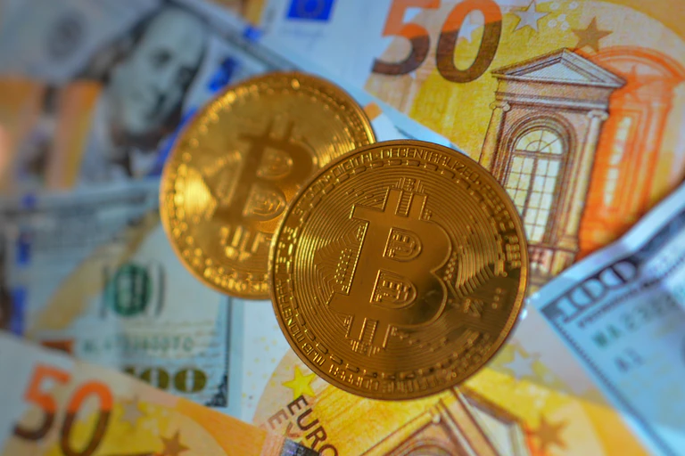 Illustration of gold-coloured coins with banknotes in the background