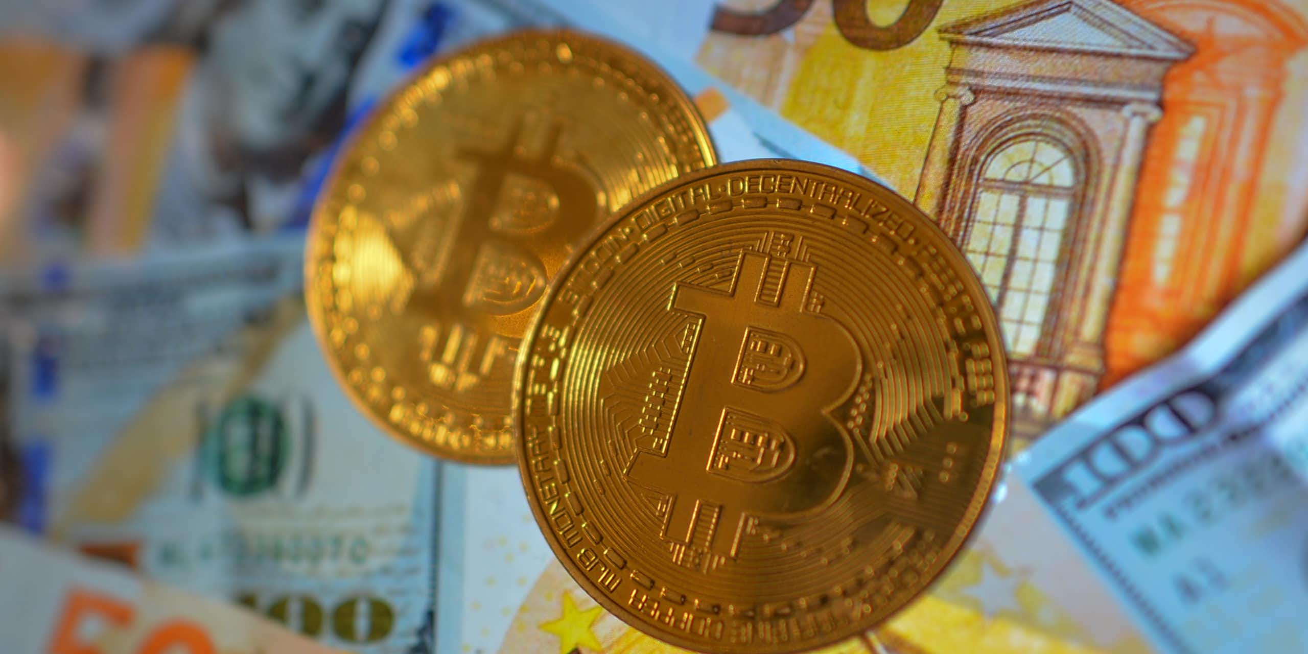 Illustration of gold-coloured coins with banknotes in the background