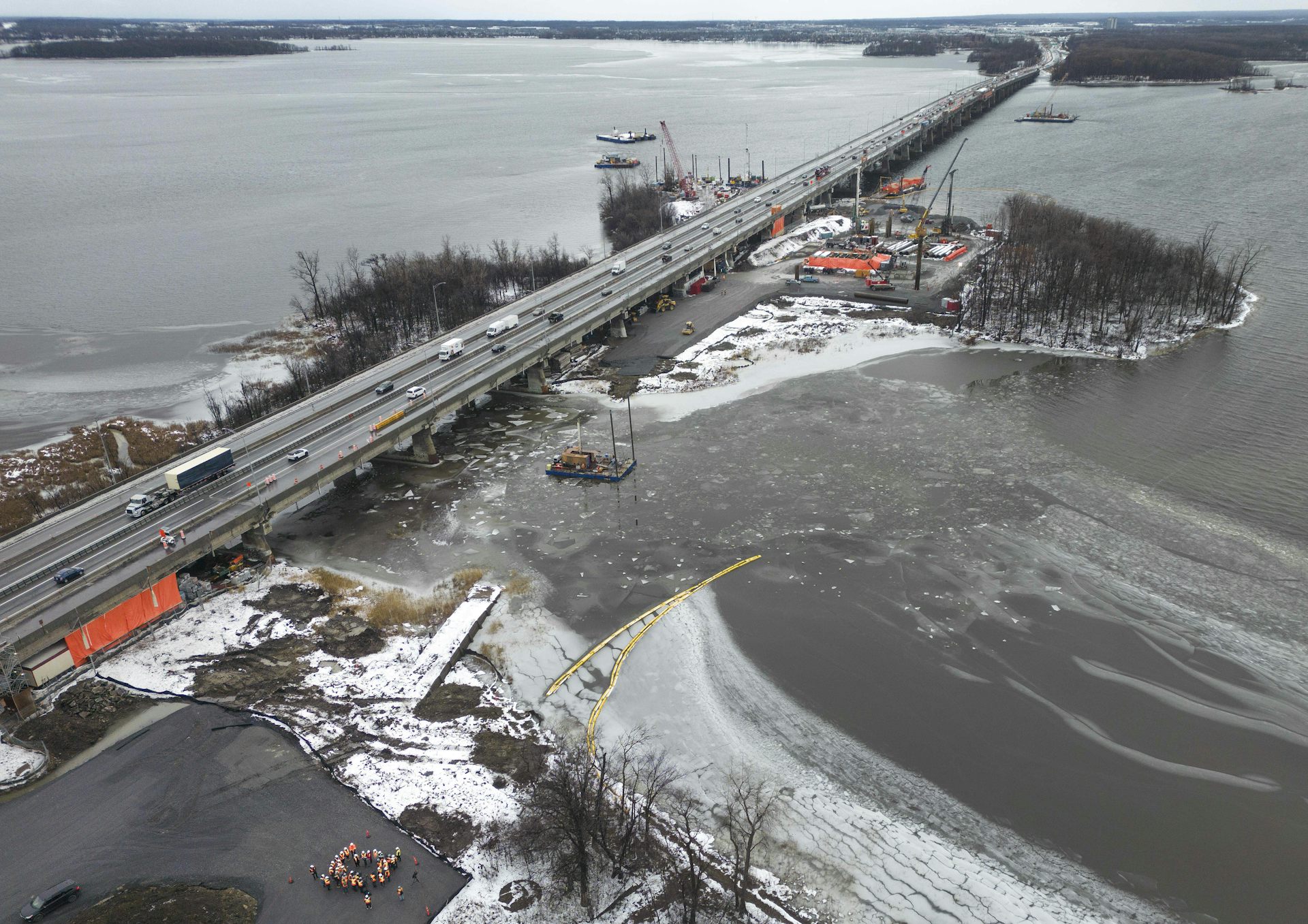 Toma aérea de un puente de hormigón sobre un río.