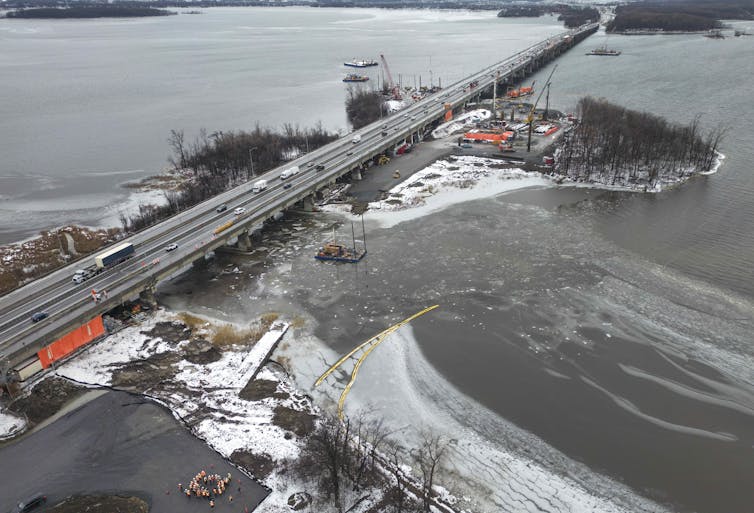 Toma aérea de un puente de hormigón sobre un río.