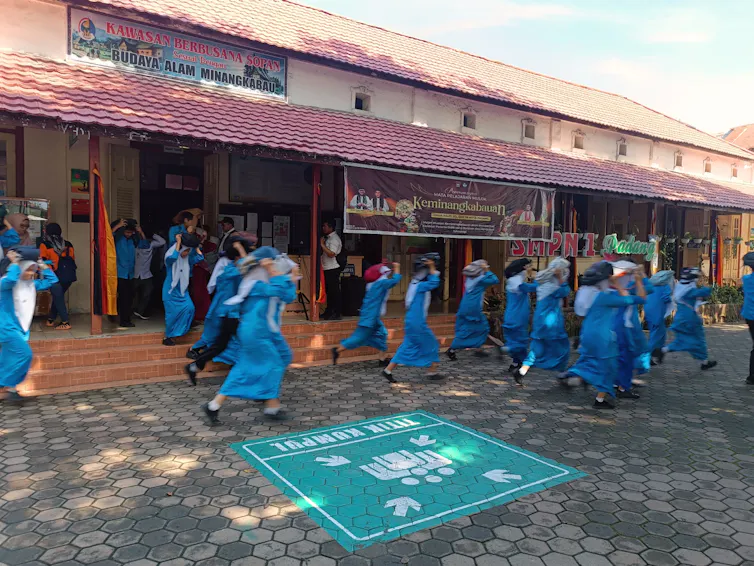 Pendidikan manajemen bencana penting untuk diajarkan di sekolah.