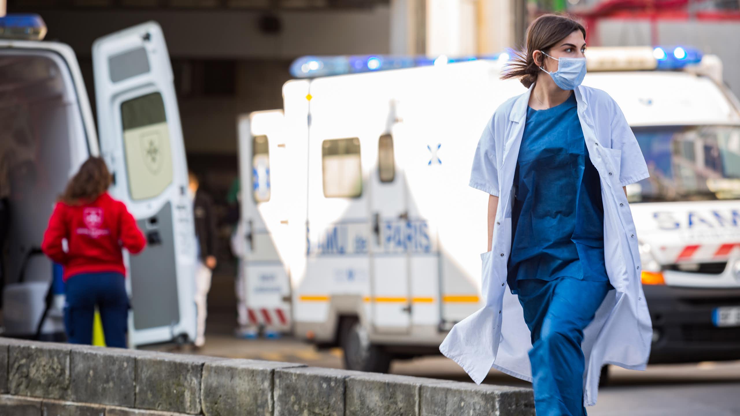 Médecin devant un véhicule d'urgence.