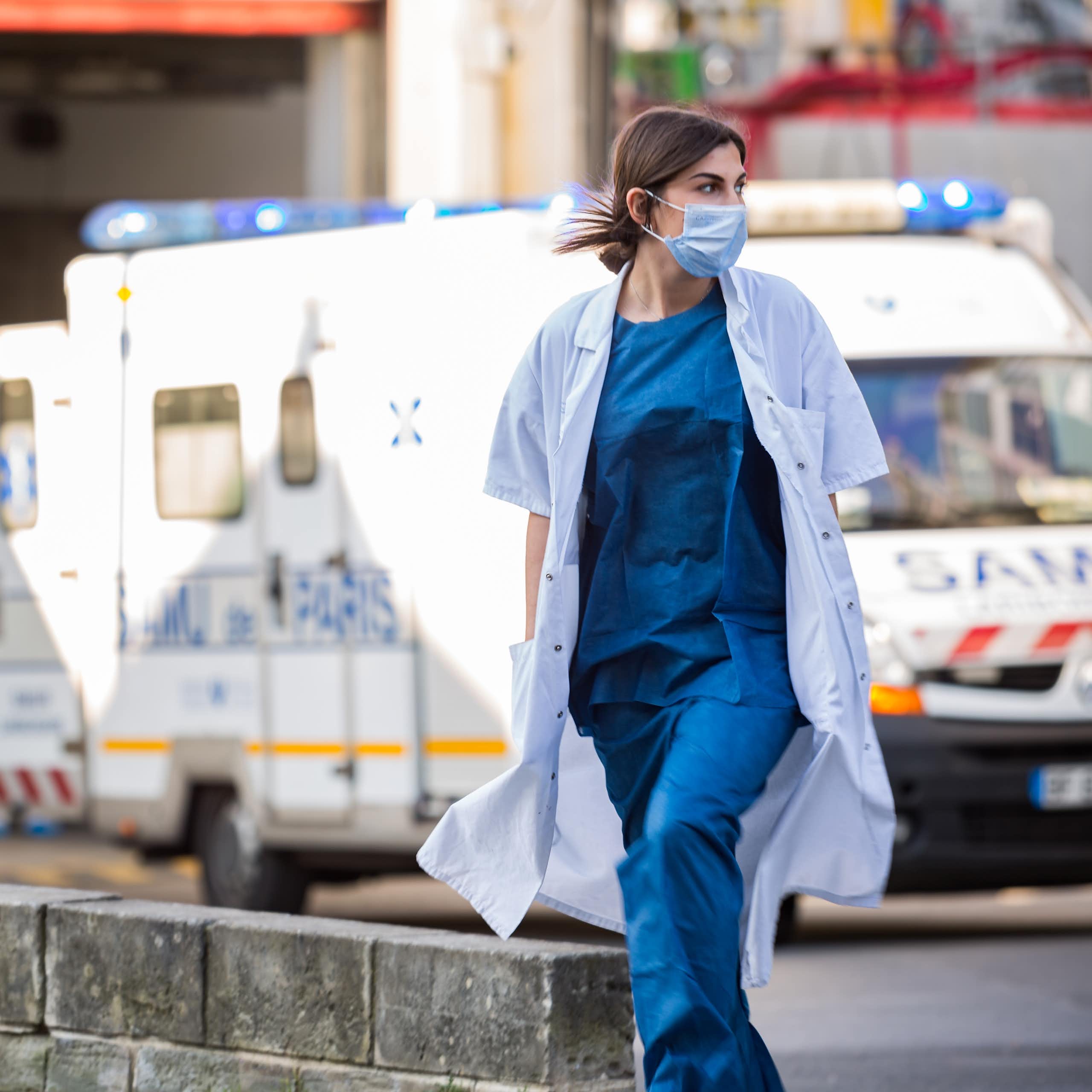 Médecin devant un véhicule d'urgence.